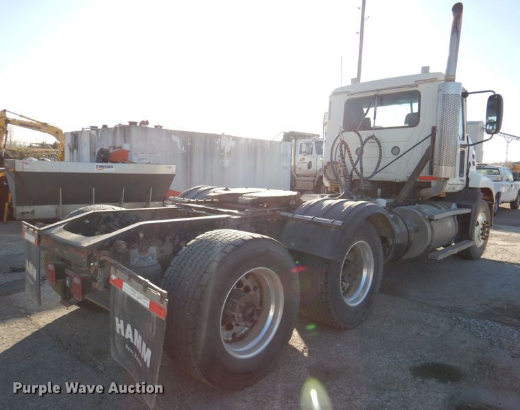 image for item DN2526 2006 Mack CXN613  semi truck