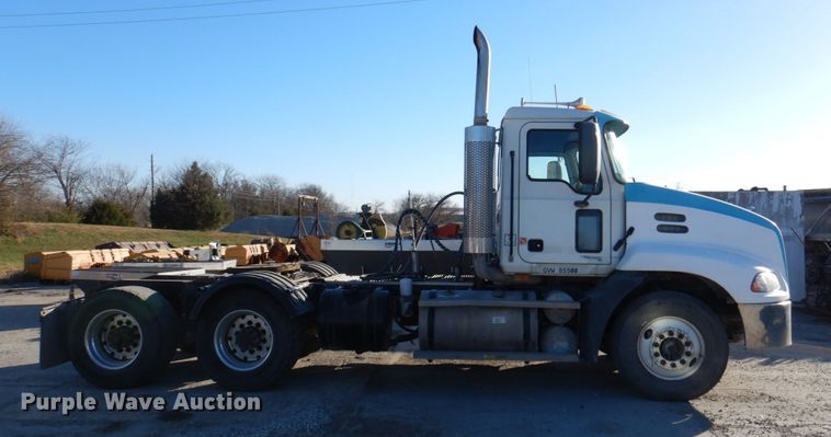 image for item DN2526 2006 Mack CXN613  semi truck