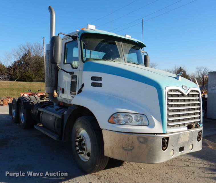 image for item DN2526 2006 Mack CXN613  semi truck