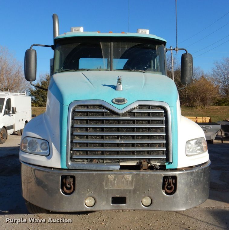image for item DN2526 2006 Mack CXN613  semi truck