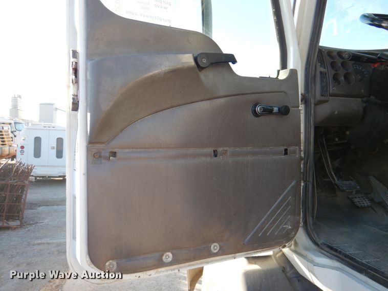 image for item DN2526 2006 Mack CXN613  semi truck