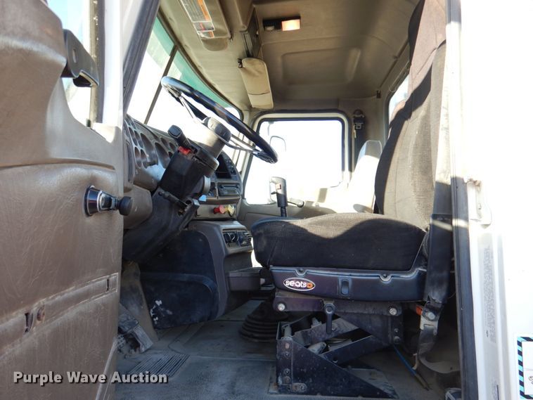 image for item DN2526 2006 Mack CXN613  semi truck