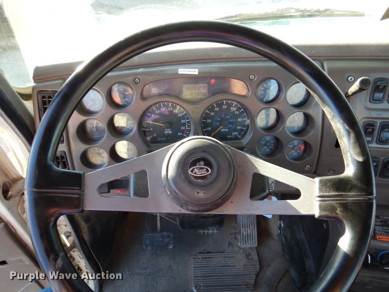 image for item DN2526 2006 Mack CXN613  semi truck