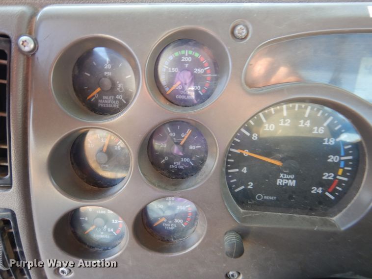 image for item DN2526 2006 Mack CXN613  semi truck