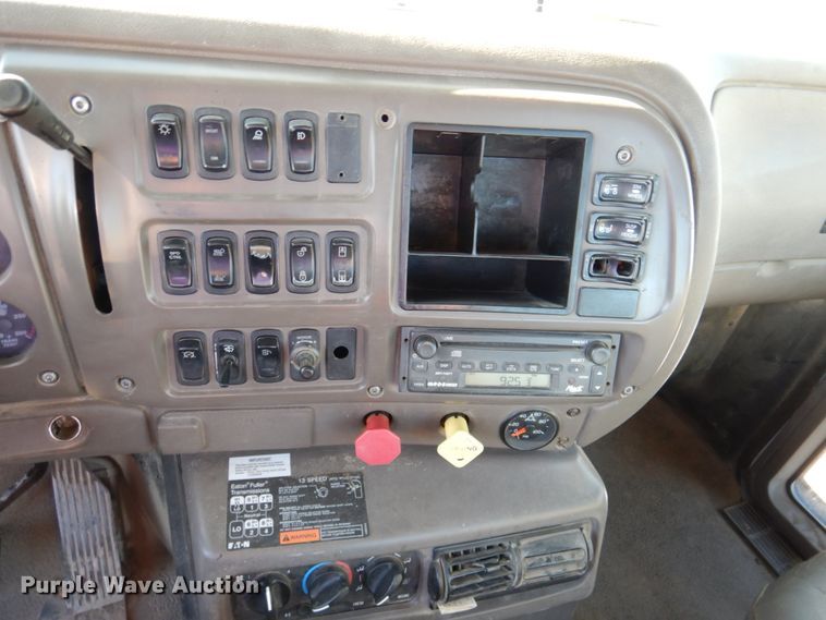 image for item DN2526 2006 Mack CXN613  semi truck