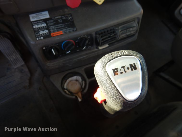 image for item DN2526 2006 Mack CXN613  semi truck