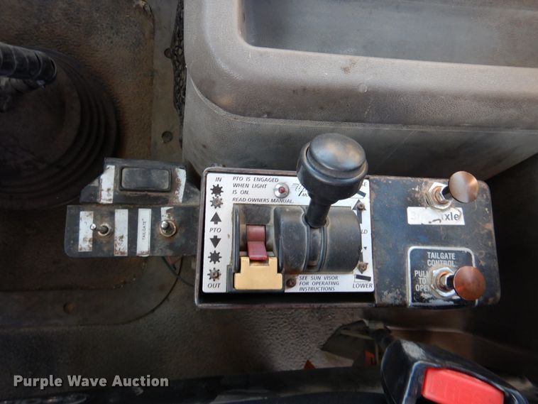 image for item DN2526 2006 Mack CXN613  semi truck