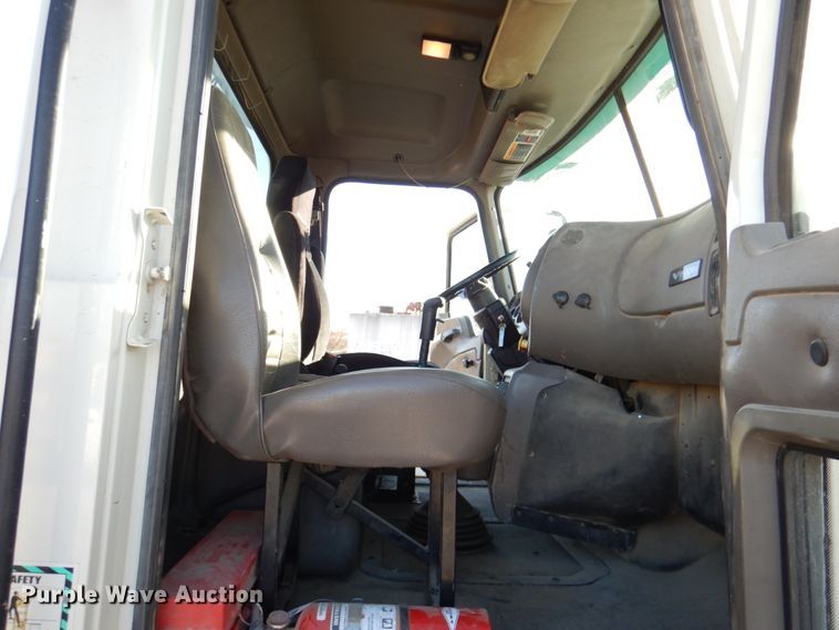 image for item DN2526 2006 Mack CXN613  semi truck