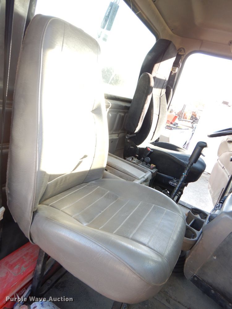 image for item DN2526 2006 Mack CXN613  semi truck