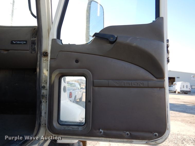 image for item DN2526 2006 Mack CXN613  semi truck