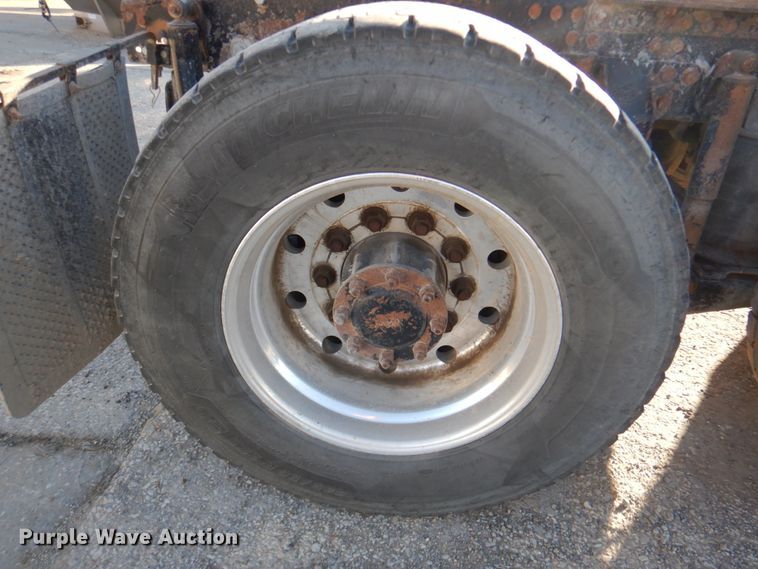 image for item DN2526 2006 Mack CXN613  semi truck