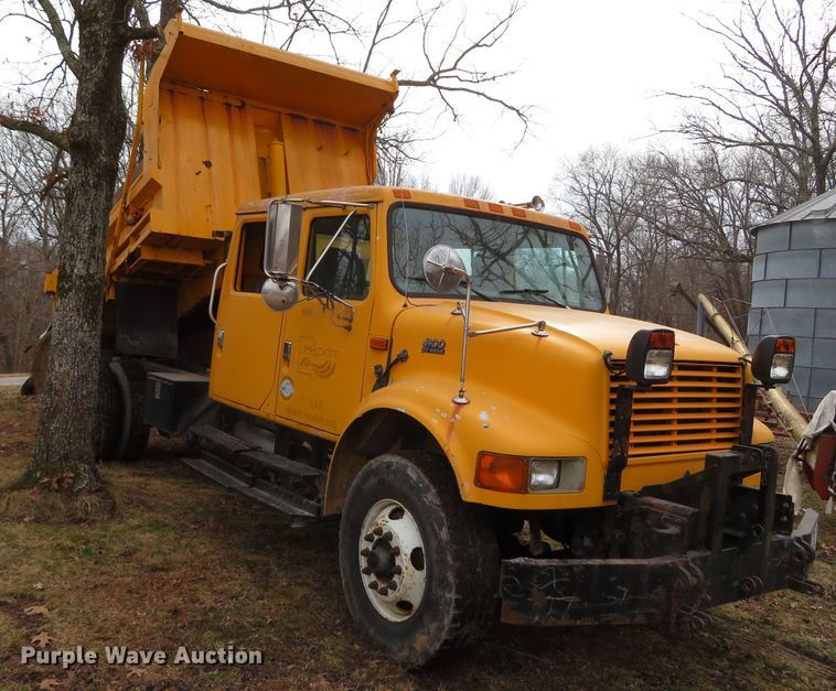 image for item DN7869 2002 International 4900  Crew Cab dump truck