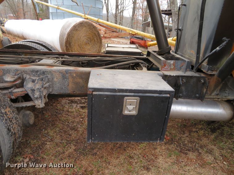 image for item DN7869 2002 International 4900  Crew Cab dump truck