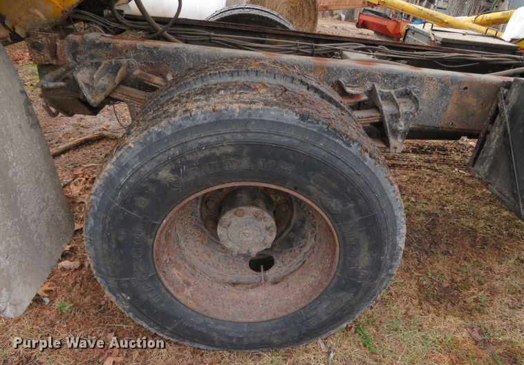 image for item DN7869 2002 International 4900  Crew Cab dump truck