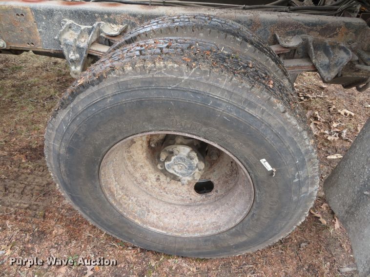 image for item DN7869 2002 International 4900  Crew Cab dump truck