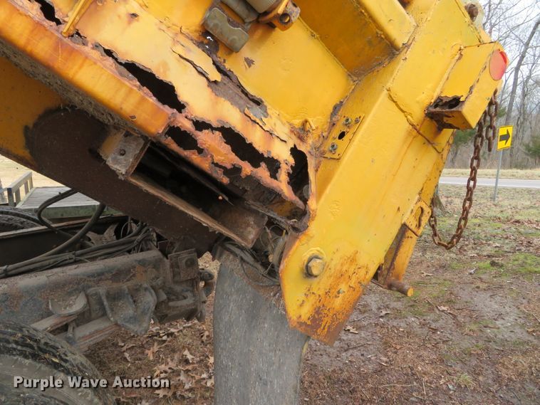 image for item DN7869 2002 International 4900  Crew Cab dump truck