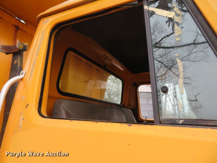 image for item DN7869 2002 International 4900  Crew Cab dump truck