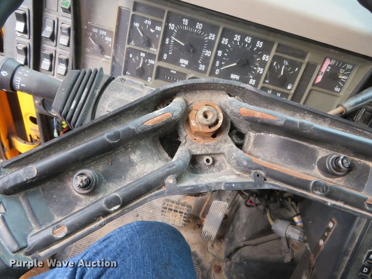 image for item DN7869 2002 International 4900  Crew Cab dump truck