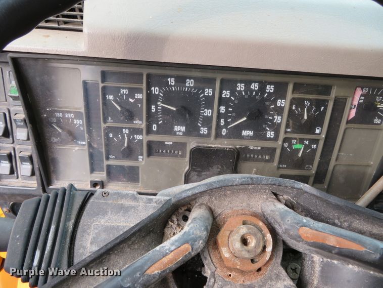 image for item DN7869 2002 International 4900  Crew Cab dump truck