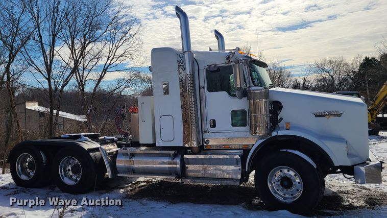 image for item GB9192 2009 Kenworth T800  semi truck