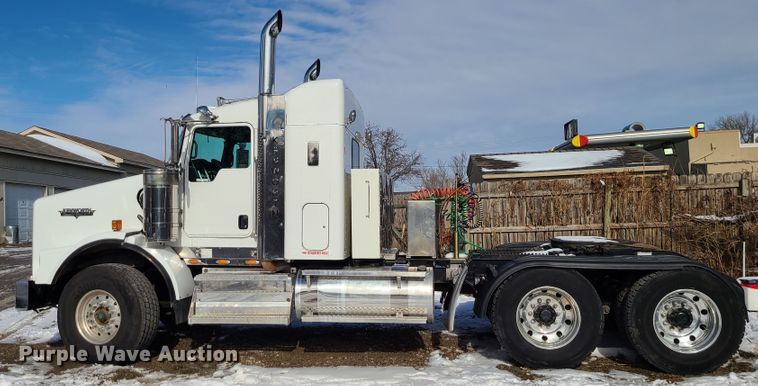 image for item GB9192 2009 Kenworth T800  semi truck