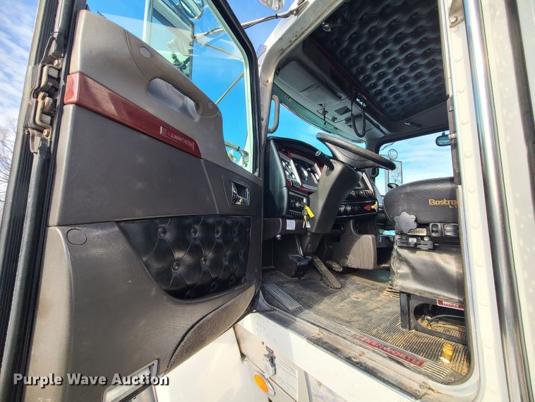 image for item GB9192 2009 Kenworth T800  semi truck