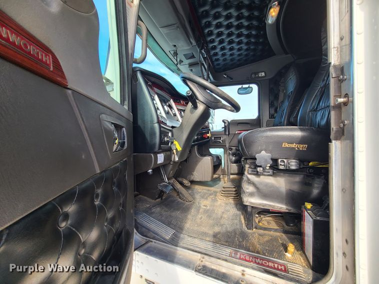 image for item GB9192 2009 Kenworth T800  semi truck