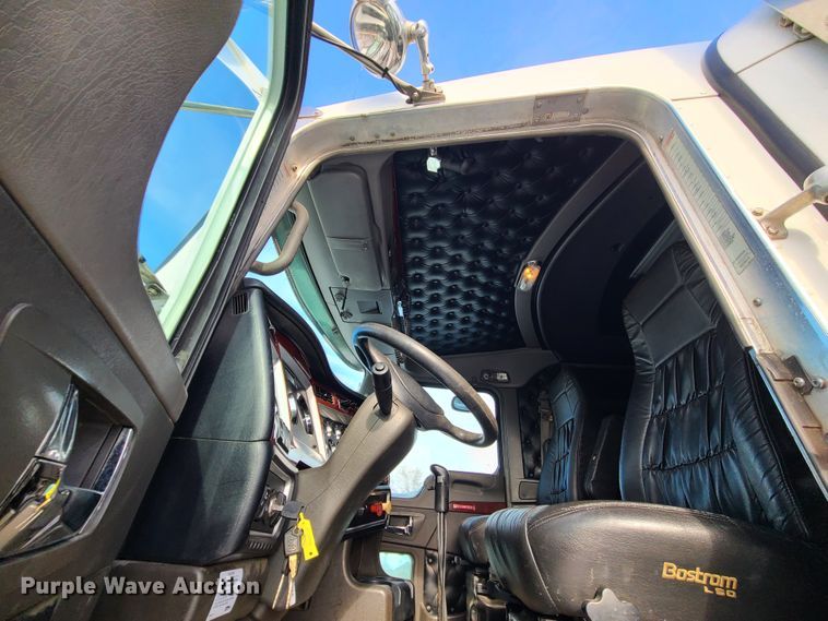 image for item GB9192 2009 Kenworth T800  semi truck