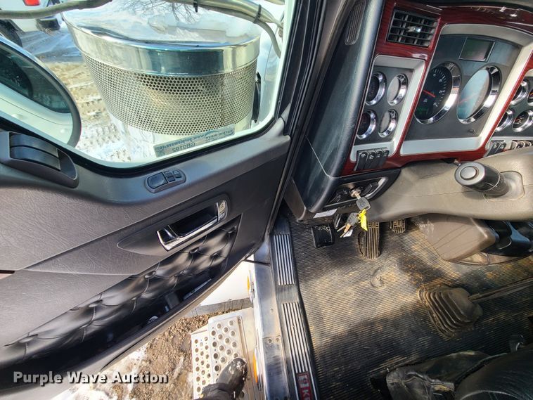 image for item GB9192 2009 Kenworth T800  semi truck