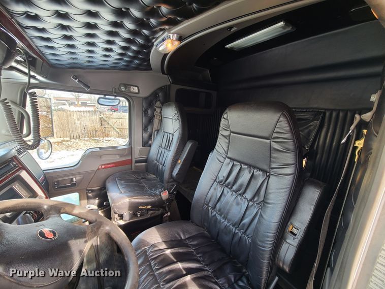 image for item GB9192 2009 Kenworth T800  semi truck