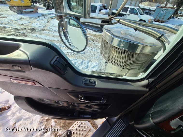 image for item GB9192 2009 Kenworth T800  semi truck