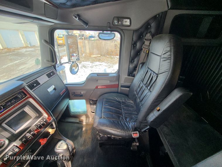 image for item GB9192 2009 Kenworth T800  semi truck