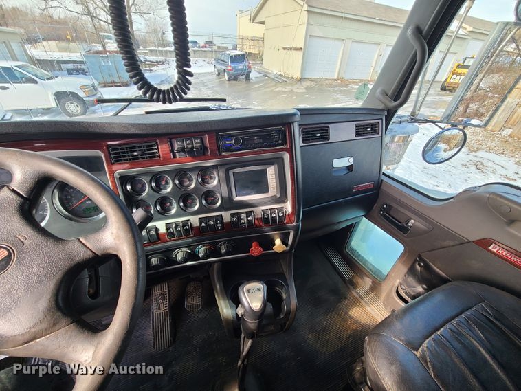 image for item GB9192 2009 Kenworth T800  semi truck