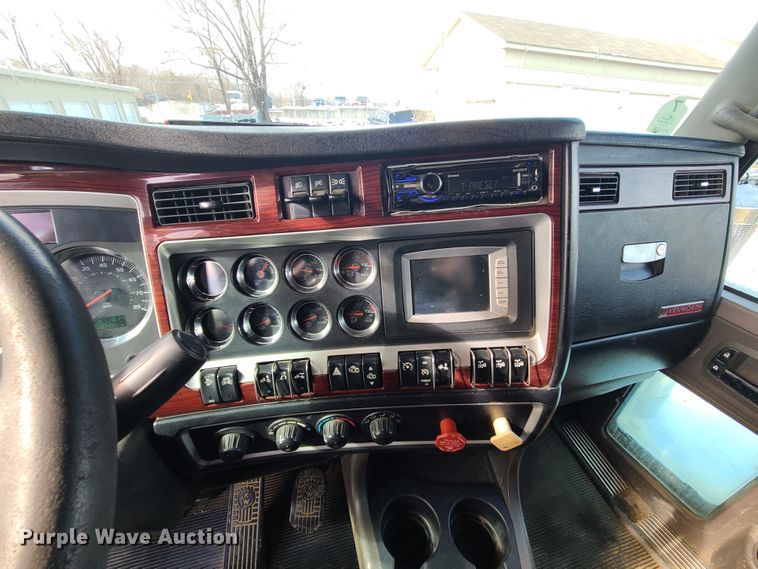 image for item GB9192 2009 Kenworth T800  semi truck