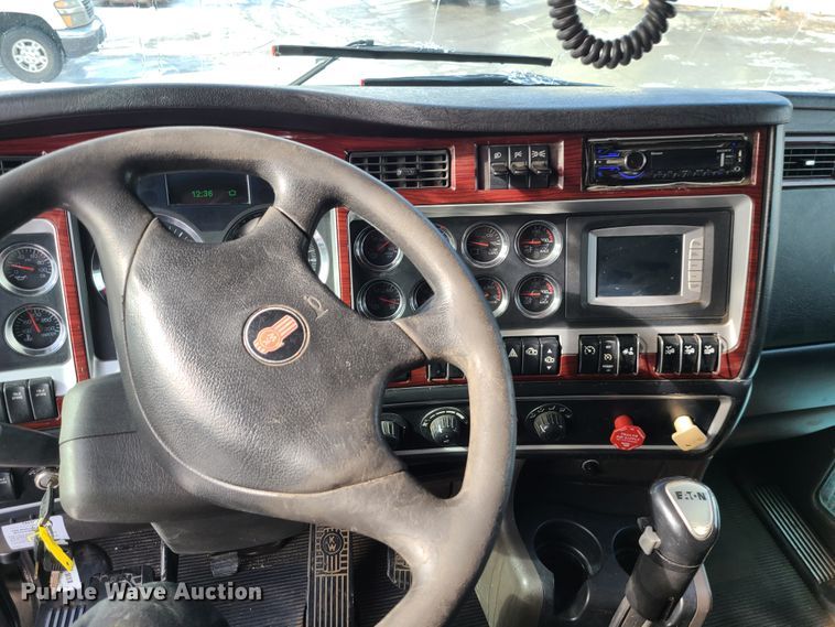 image for item GB9192 2009 Kenworth T800  semi truck