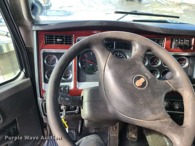 image for item GB9192 2009 Kenworth T800  semi truck