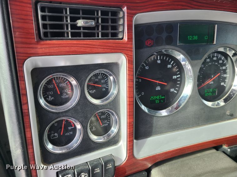 image for item GB9192 2009 Kenworth T800  semi truck