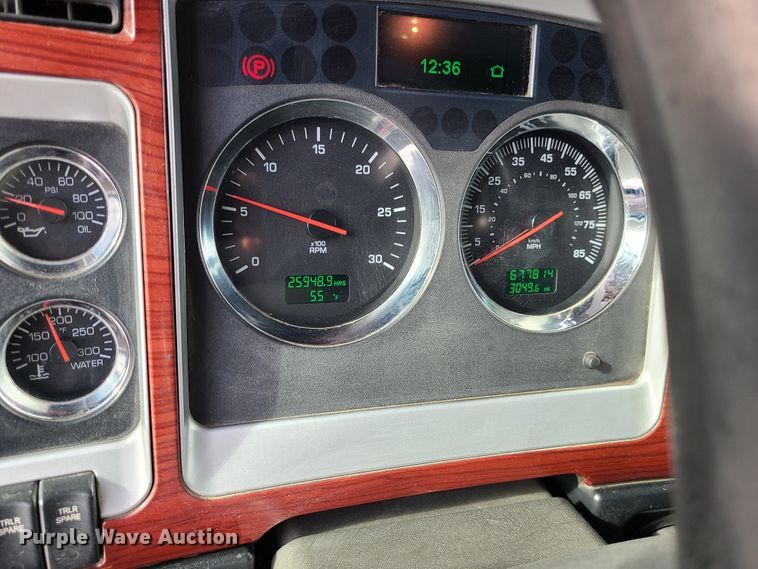 image for item GB9192 2009 Kenworth T800  semi truck