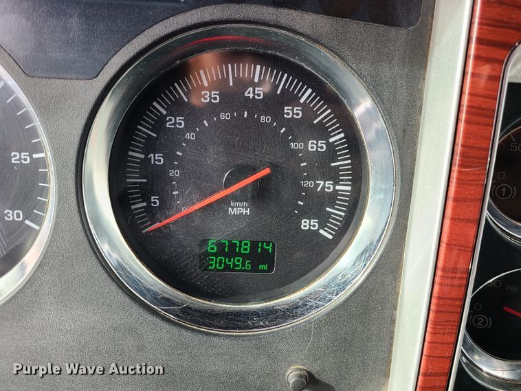 image for item GB9192 2009 Kenworth T800  semi truck