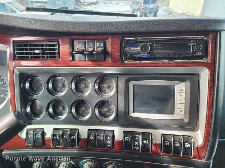 image for item GB9192 2009 Kenworth T800  semi truck