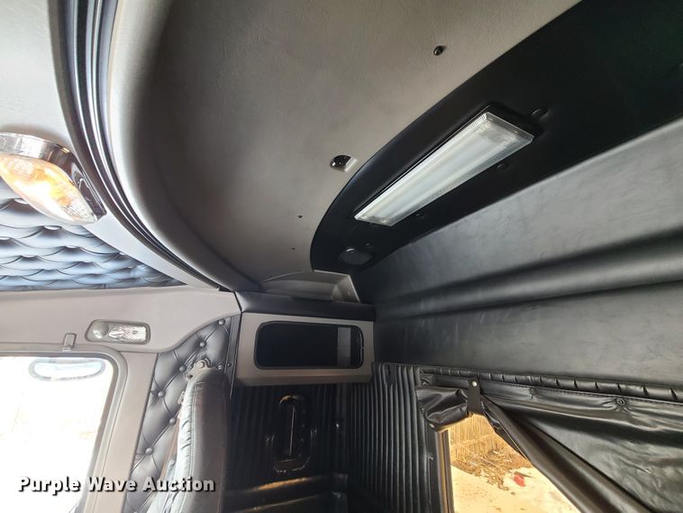 image for item GB9192 2009 Kenworth T800  semi truck