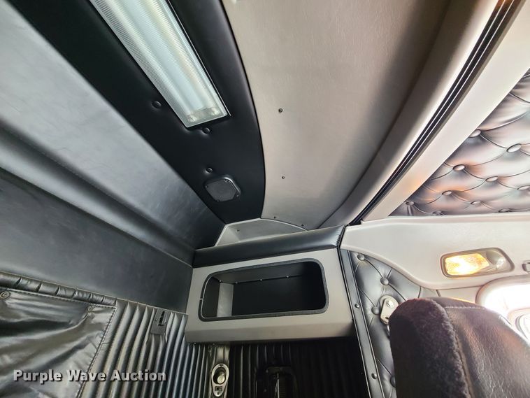 image for item GB9192 2009 Kenworth T800  semi truck