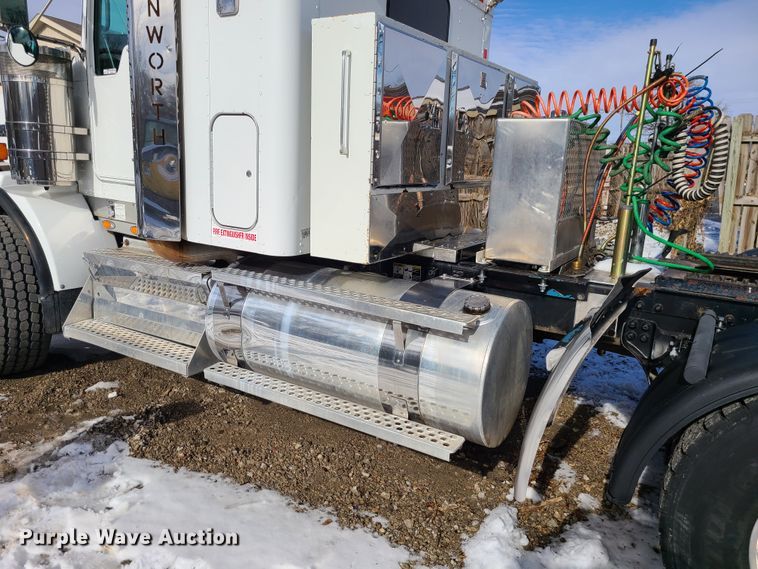 image for item GB9192 2009 Kenworth T800  semi truck