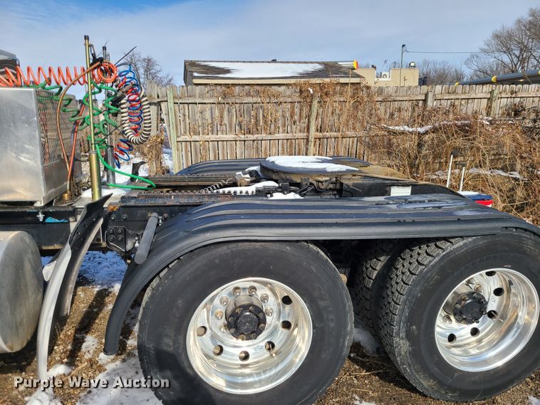 image for item GB9192 2009 Kenworth T800  semi truck