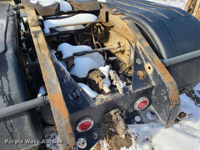 image for item GB9192 2009 Kenworth T800  semi truck