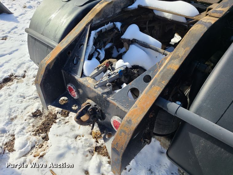 image for item GB9192 2009 Kenworth T800  semi truck