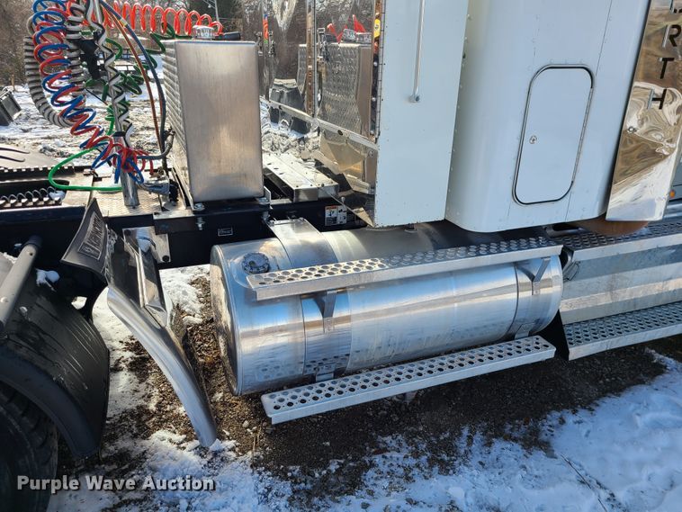 image for item GB9192 2009 Kenworth T800  semi truck