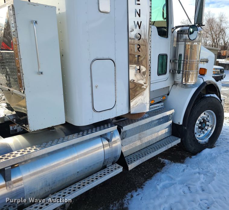 image for item GB9192 2009 Kenworth T800  semi truck