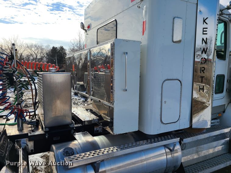 image for item GB9192 2009 Kenworth T800  semi truck