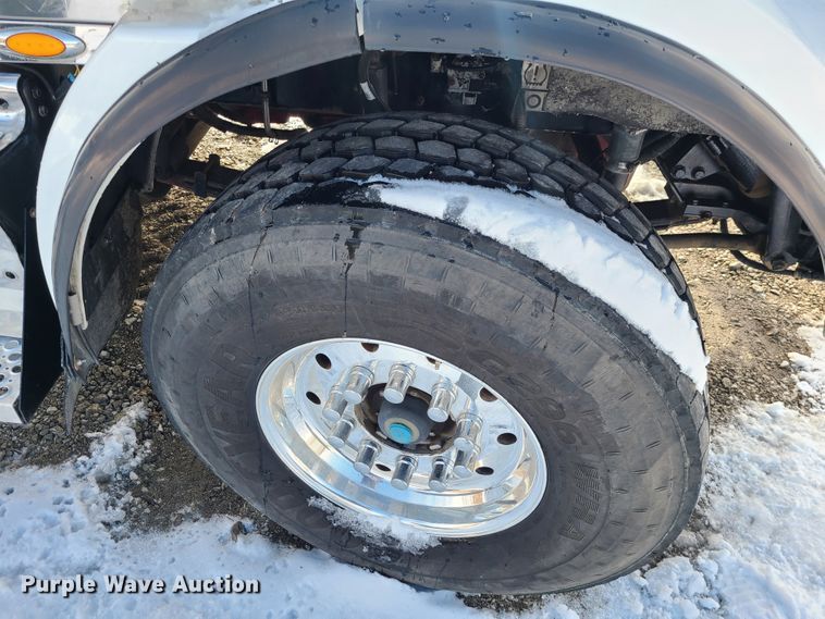 image for item GB9192 2009 Kenworth T800  semi truck